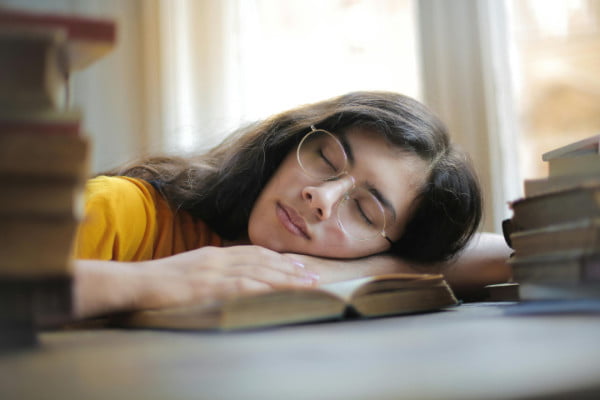 femme fatiguée se repose
