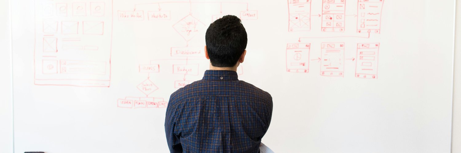 personne en réflexion devant tableau blanc après une reconversion ratée